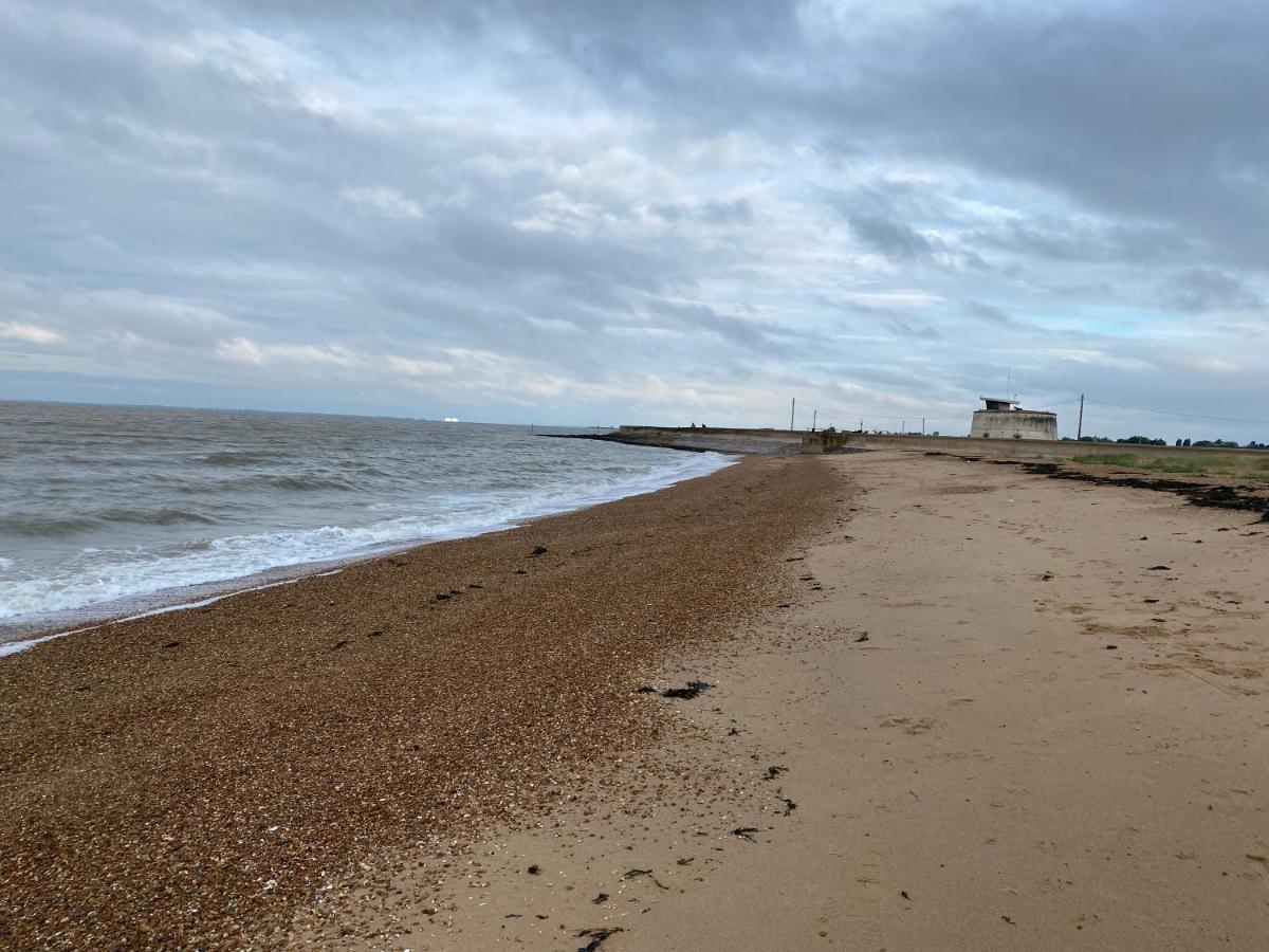 5 mins walk to beach. 3 bedroom caravan. Sleeps 8 - Housity