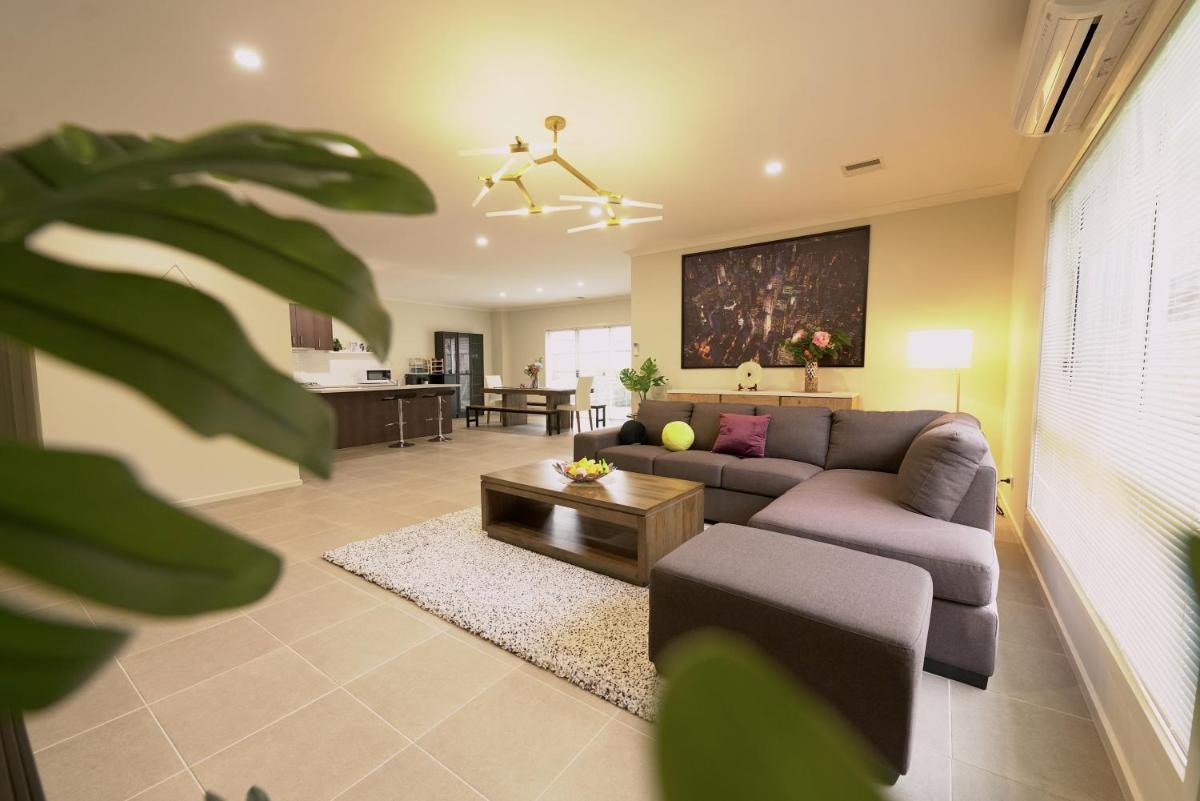 6 Bedrooms & 4 Bathrooms Big House for Big Group - Housity