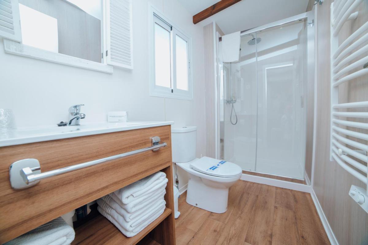 Un baño de Alannia Costa Blanca