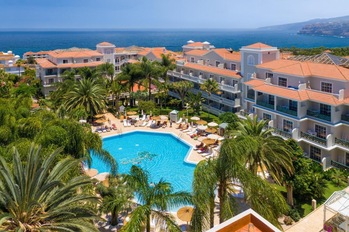 Una vista aérea de un resort con piscina y palmeras. en Hotel RIU Garoé, en Puerto de la Cruz
