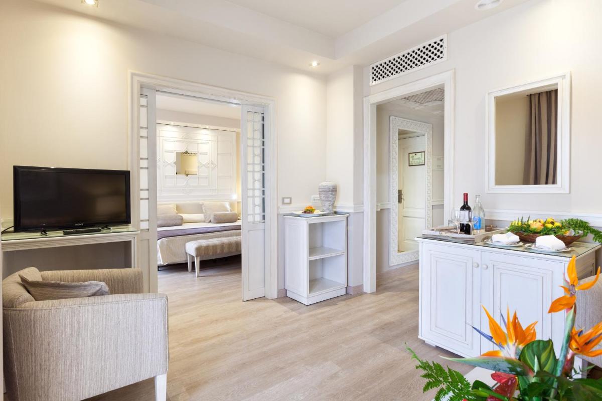 Una televisión o centro de entretenimiento en Hotel RIU Garoé