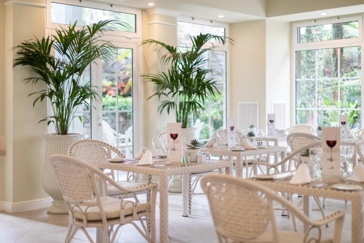 Un restaurante o sitio para comer en Hotel RIU Garoé