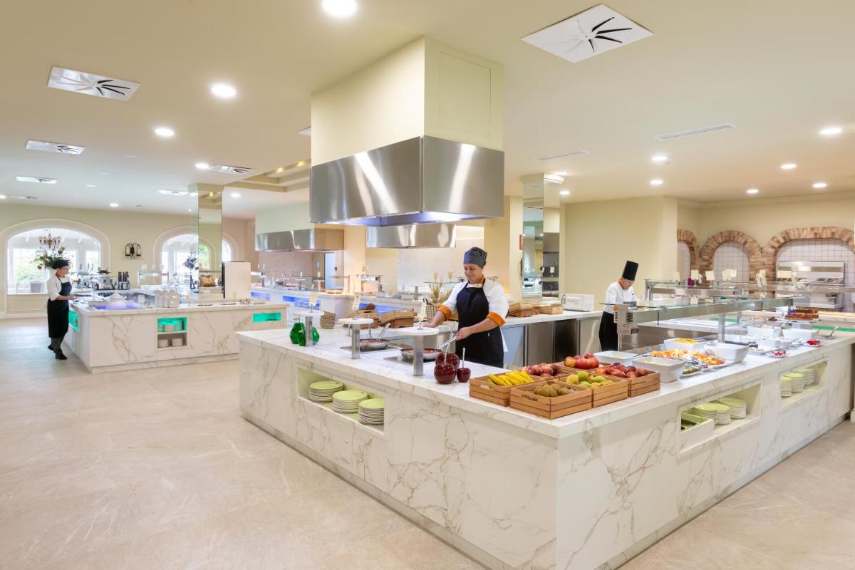 Comida en o cerca de este hotel