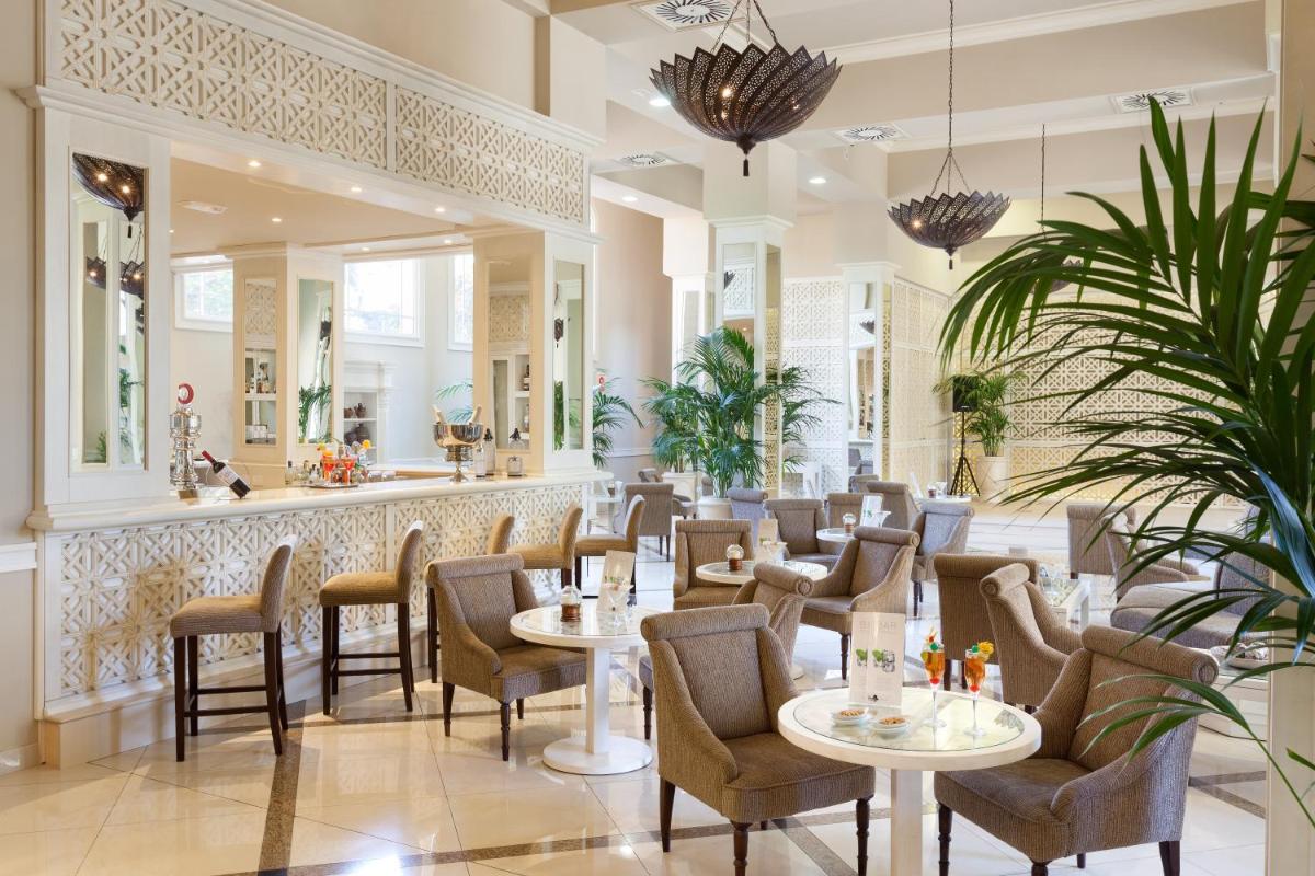 Un restaurante o sitio para comer en Hotel RIU Garoé