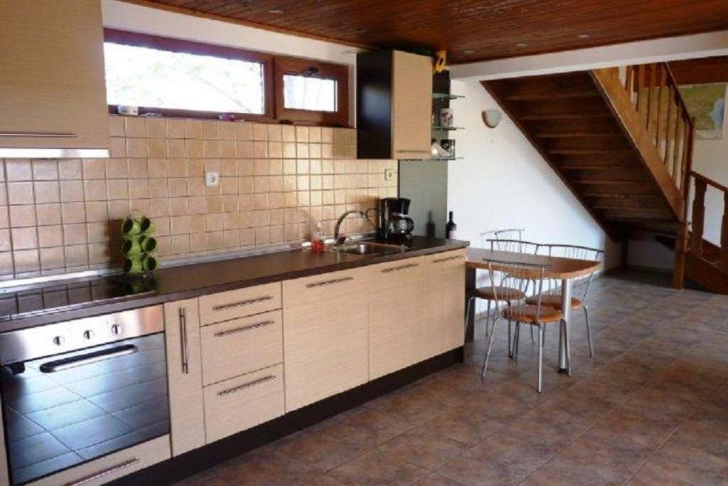 Sunflower Villa - Housity