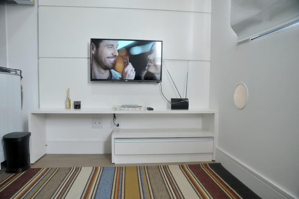 609-Apartamento Encantador, com 1 vaga de GARAGEM, Todo Mobiliado e Decorado, Edificio com Academia, Lavanderia, Excelente localização no Rebouças, Proximo ao Batel e Centro - Housity