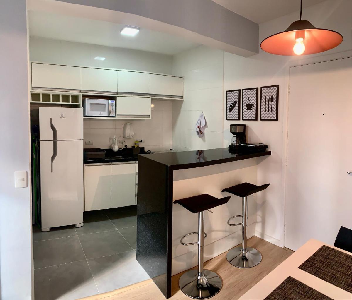 1103- Apartamento Encantador, amplo e decorado, mobiliario moderno, cozinha completa com utensílios , Excelente vista da cidade e localização privelegiada no bairro Bigorrilho - Housity