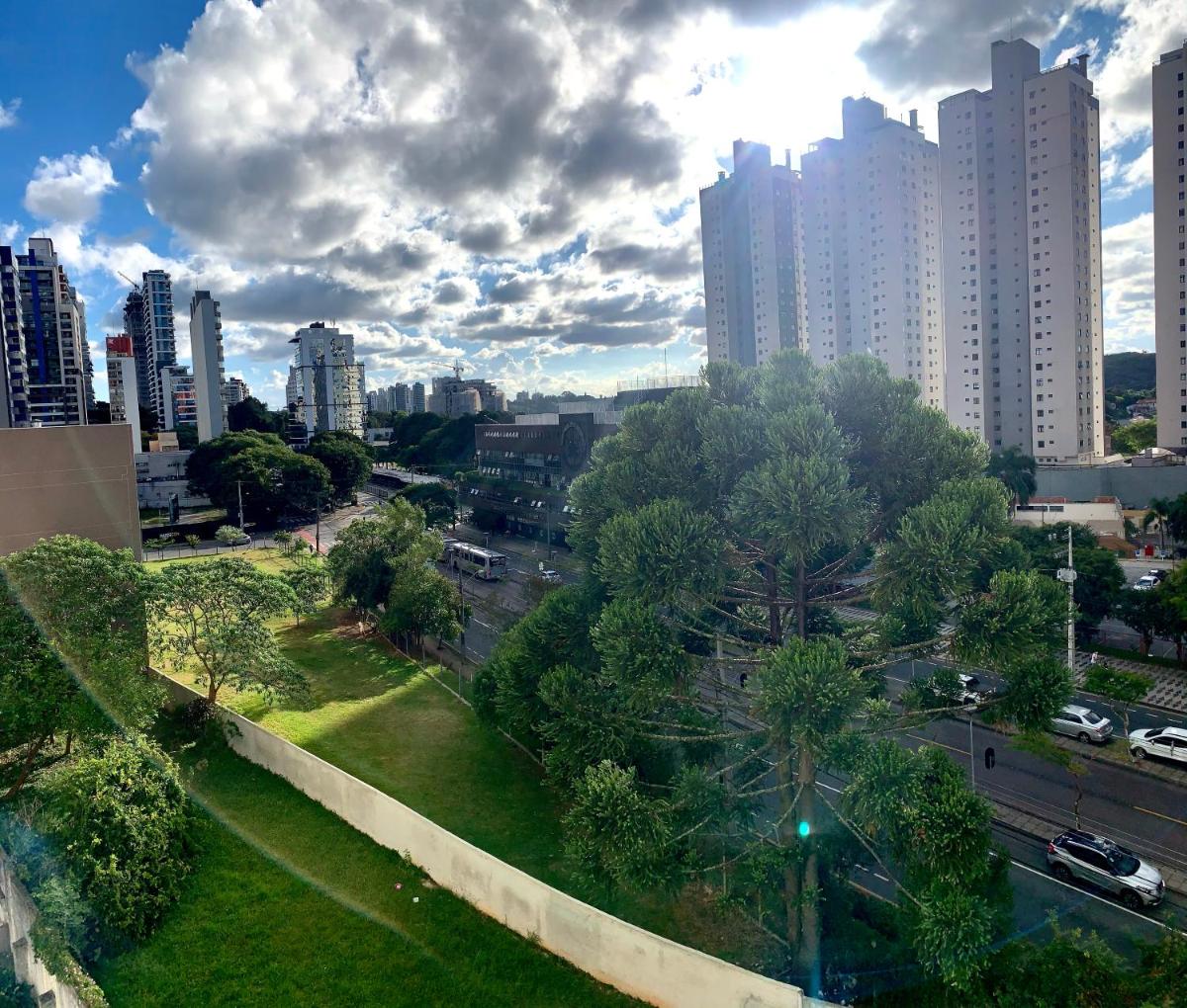 1103- Apartamento Encantador, amplo e decorado, mobiliario moderno, cozinha completa com utensílios , Excelente vista da cidade e localização privelegiada no bairro Bigorrilho - Housity
