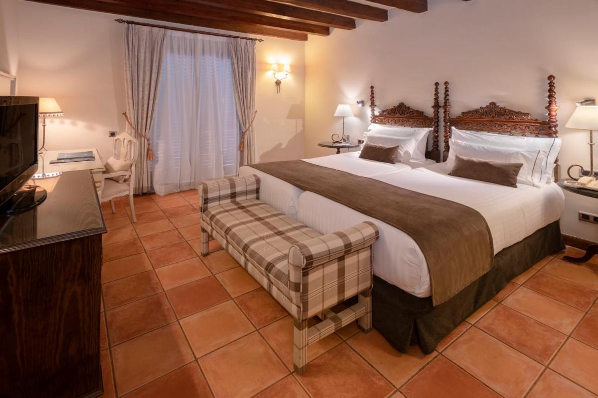 Cama o camas de una habitación en Gran Hotel Rey Don Jaime