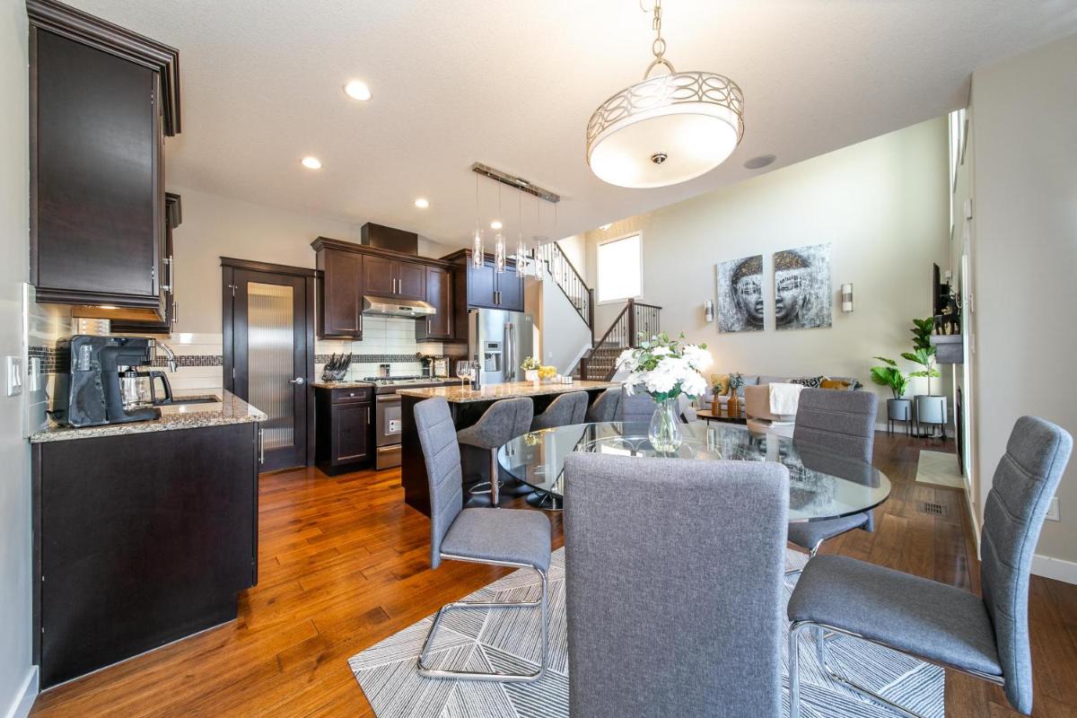HUGE Luxury Home - Games Room - Double Garage & Fast Wi-Fi - Free Netflix - Housity