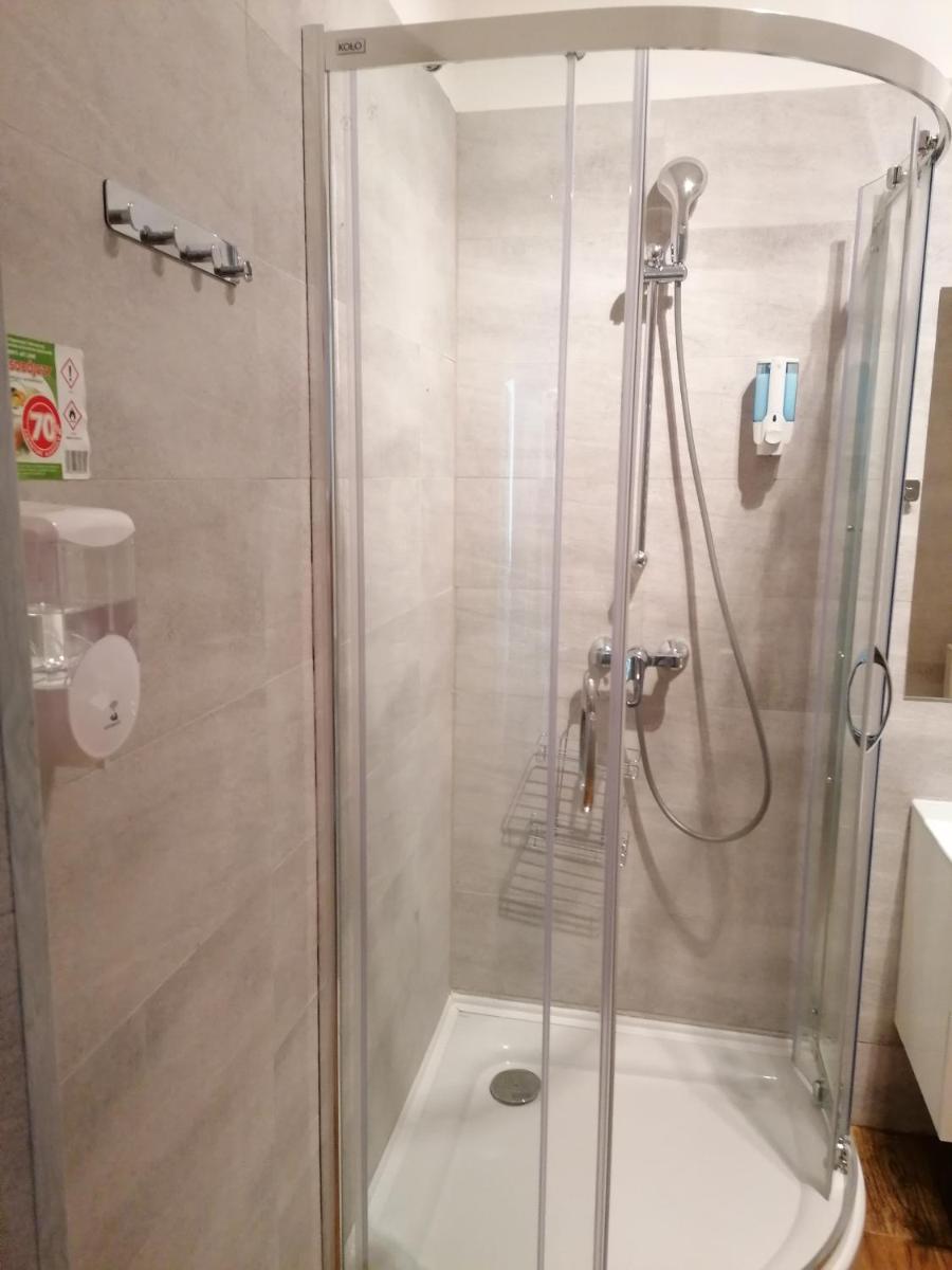 Hostel Tulip - pokój jednoosobowy nr 3 ze wspólną łazienką i kuchnią - Housity