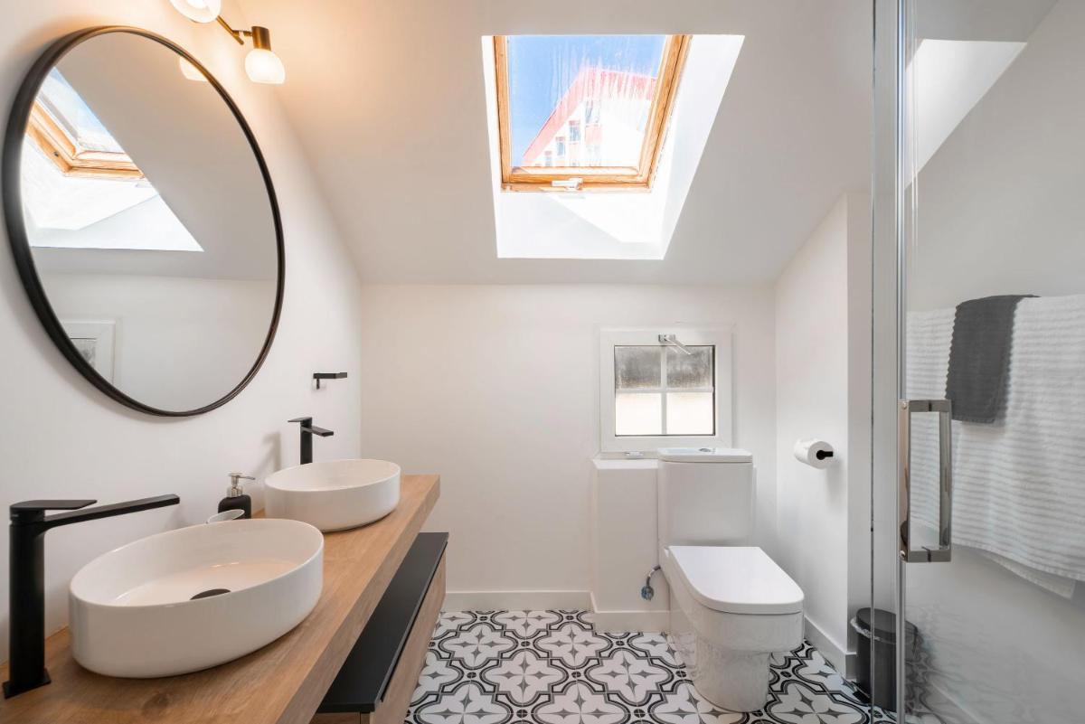 Beautifully Renovated 4 Bedroom Apt + Kid's Room - Housity