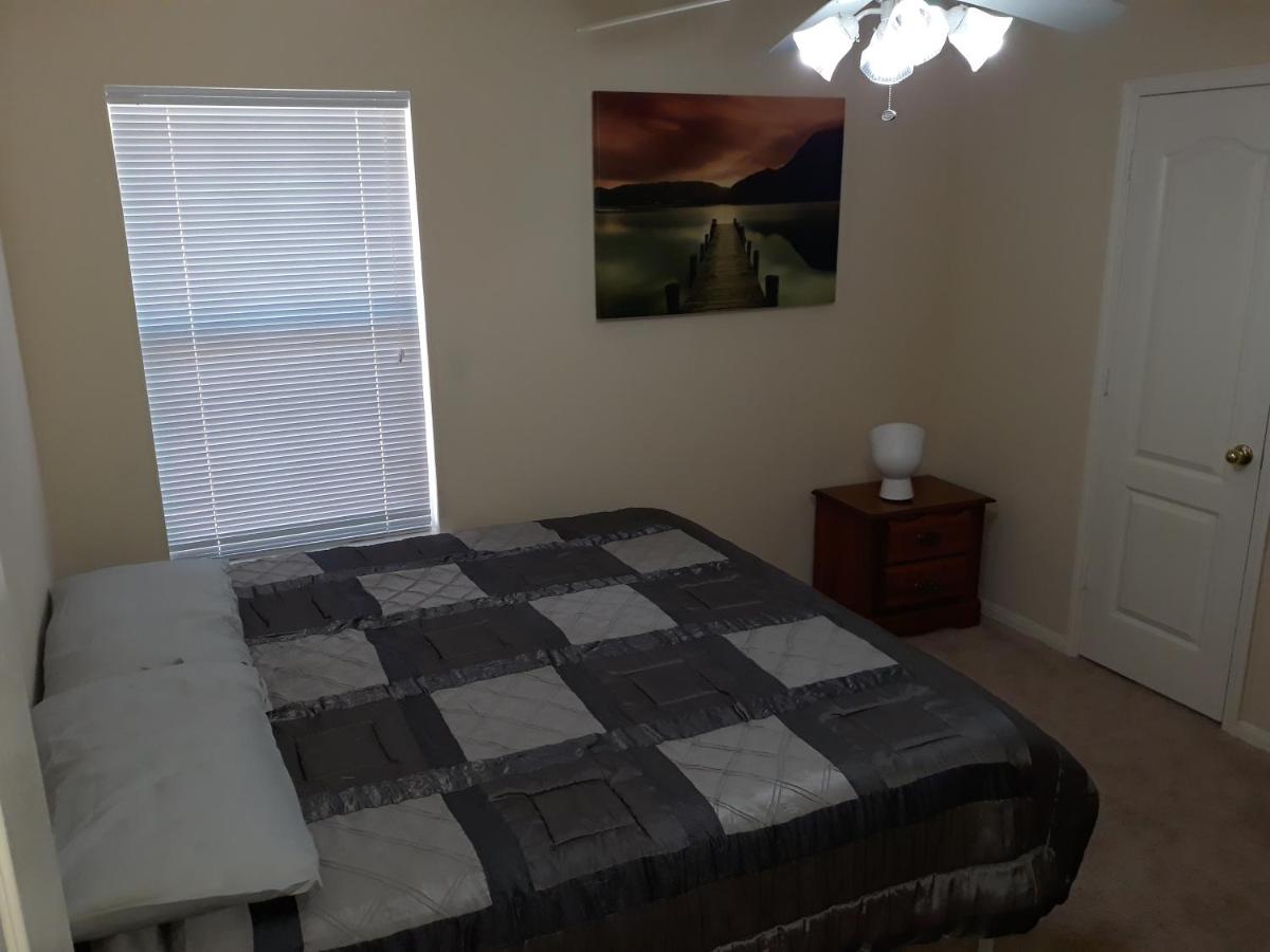 King bed room, large guest family room, Guest Office in modern spacious home - Housity