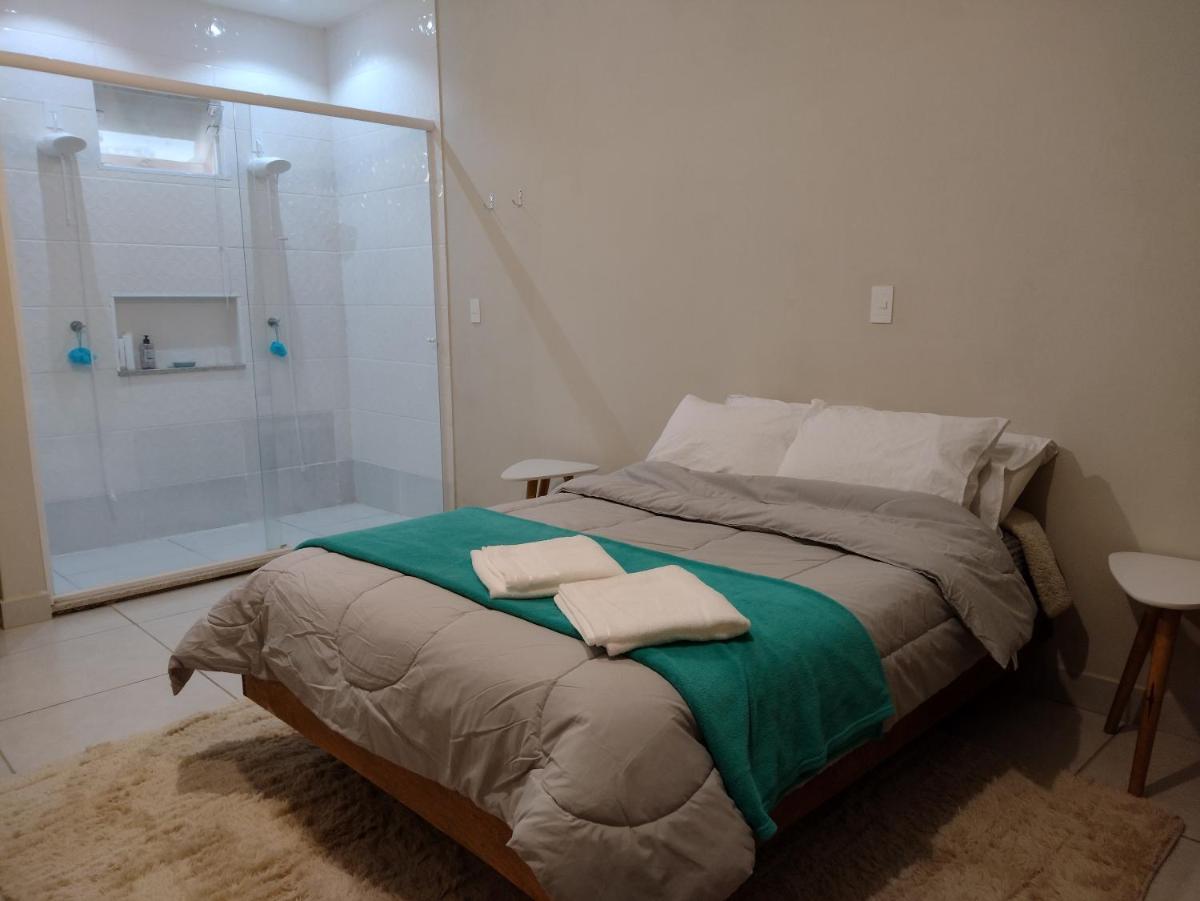 Casa inteira, grande suíte, dois chuveiros, sala ,cozinha e garagem privativa total conforto, MELHOR QUE HOTEL! - Housity