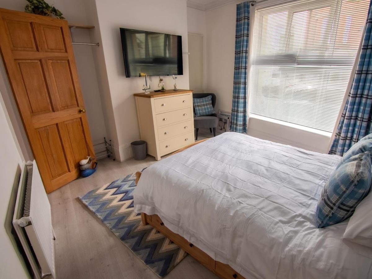 North Bay Holiday Apartment with Internet, Smart TV's and Patio Area - Housity