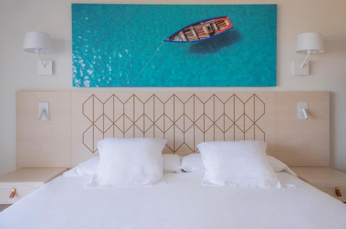 Cama o camas de una habitación en Iberostar Waves Royal Andalus