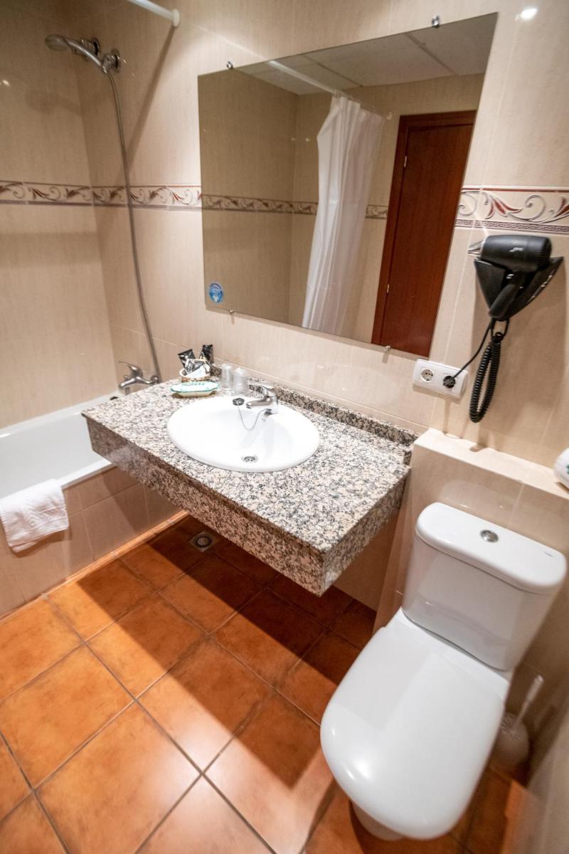 Un baño de Hotel Castellote