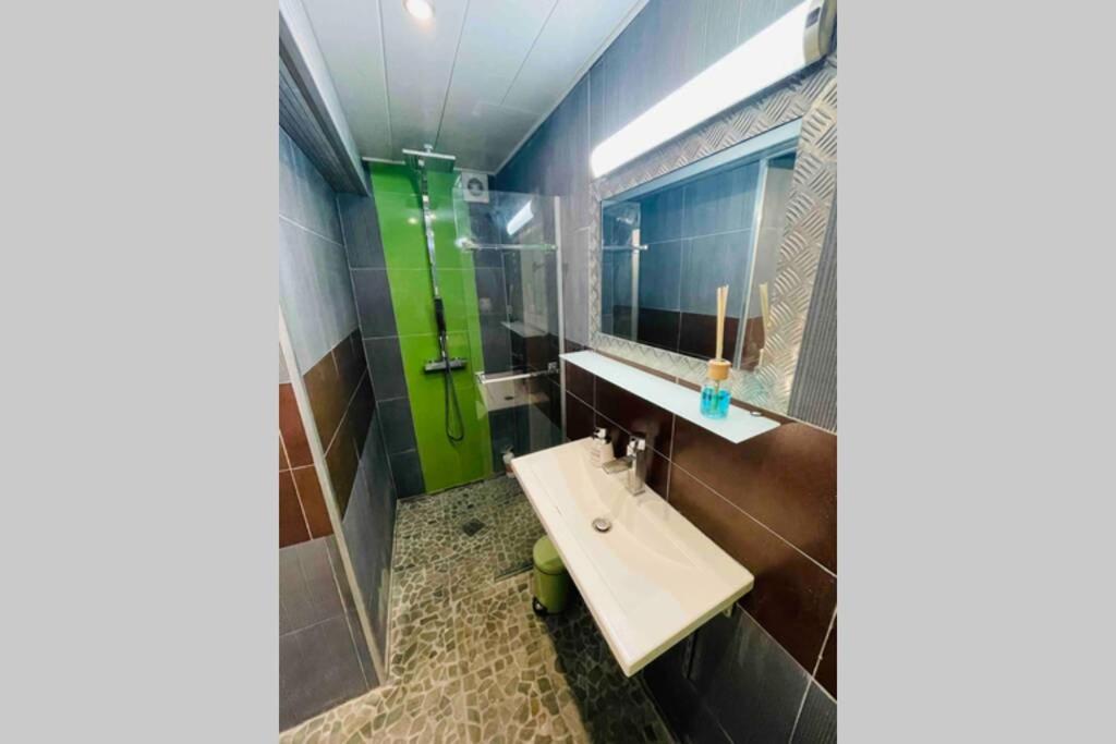 LE JAD Joli F2 proche Gare, Arènes avec terrasse privée - Housity