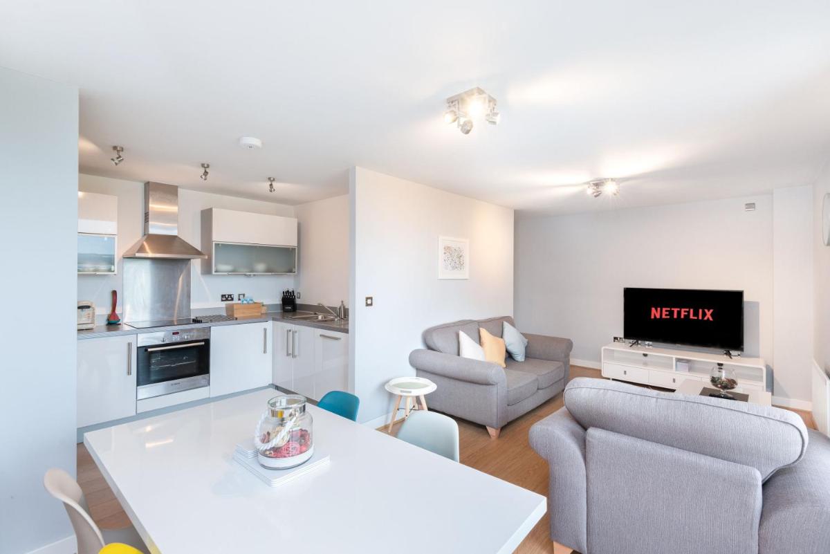 The Vizion serviced apartments from Pincott Properties - free parking, private balcony, and WiFi - Housity