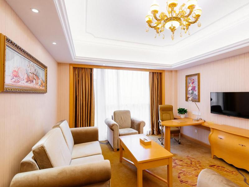 Suitetrails - Vienna International Hotel Shanghai Pudong New District Dishui Lake Univeristy City