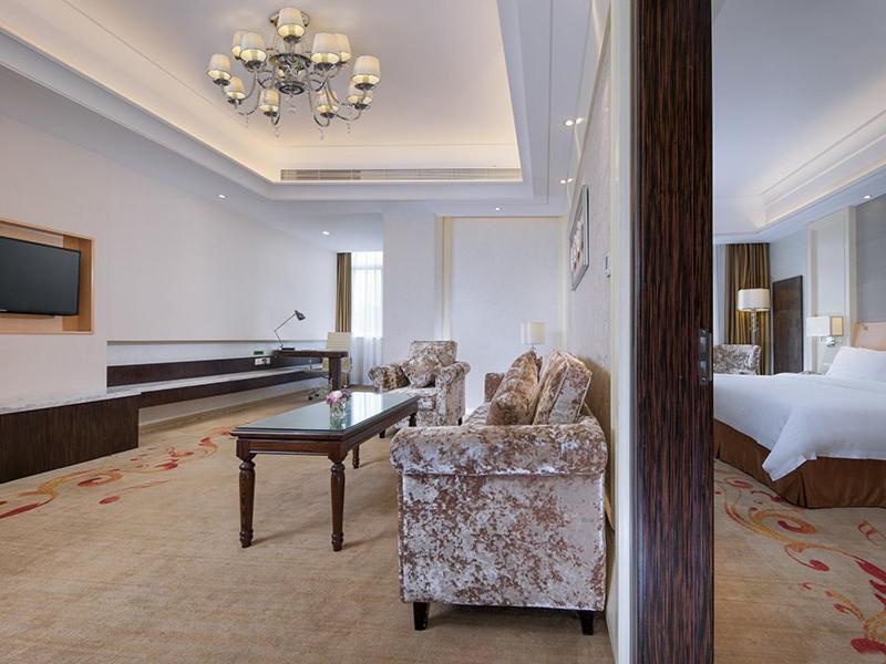Vienna Hotel Jiangmen Heshan Huamao - Housity