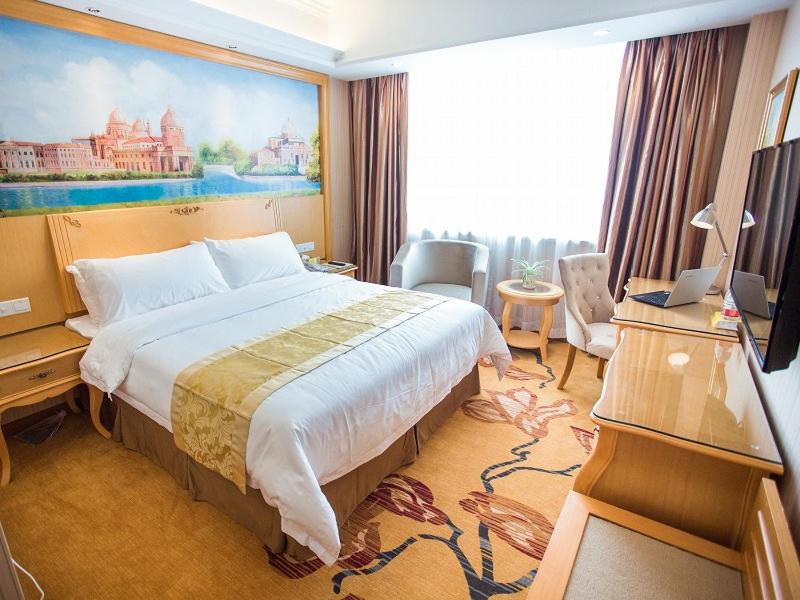 Vienna Hotel Pingxiang Lvyin Square - Housity