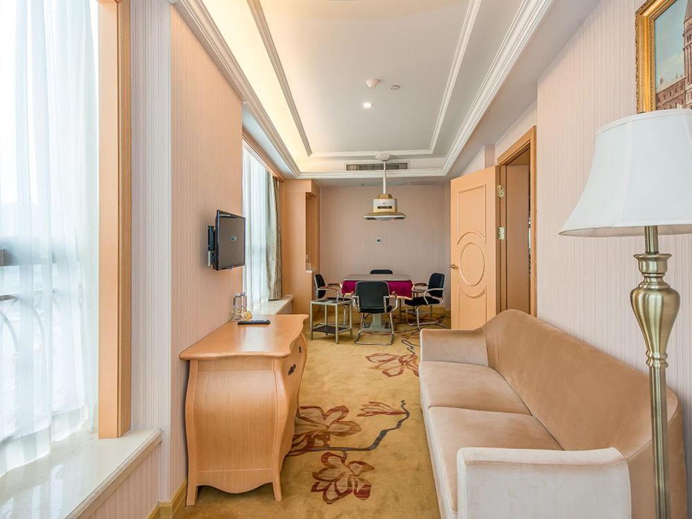 Vienna Hotel Shenzhen Xiashuijing Subway Station - Housity