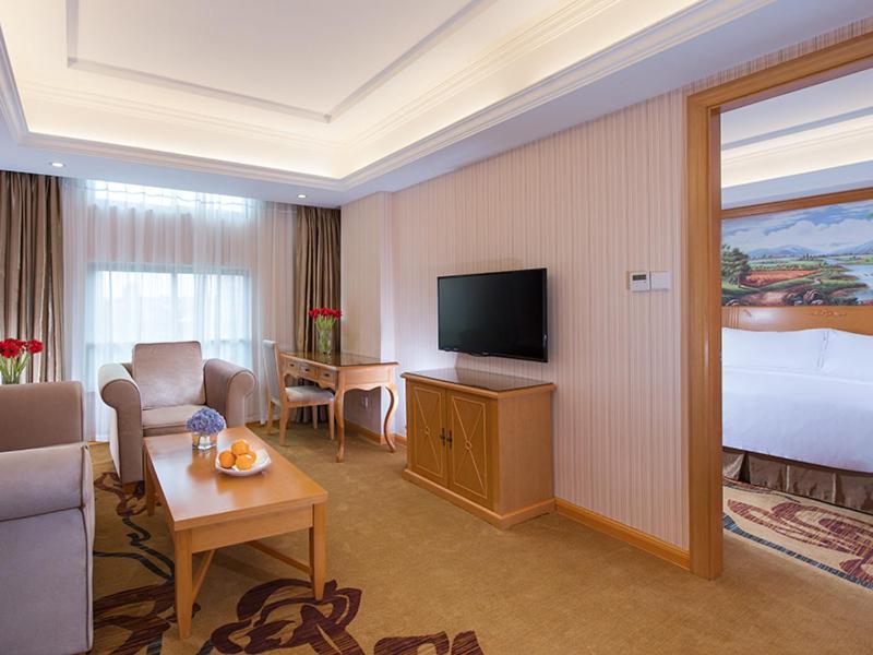 Vienna Hotel Shenzhen Dalang Clothing Base - Housity