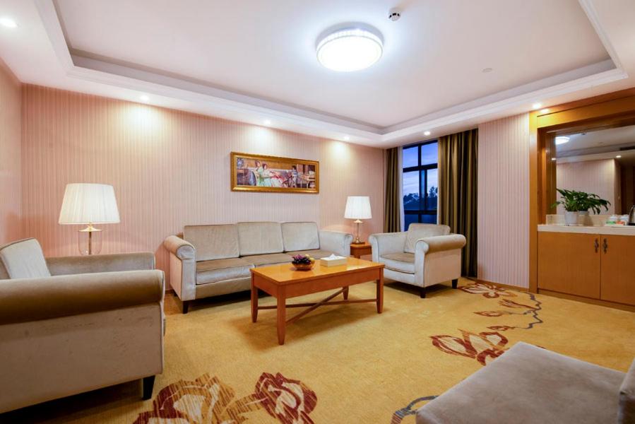 Vienna Hotel Qinzhou North Area Plaza - Housity