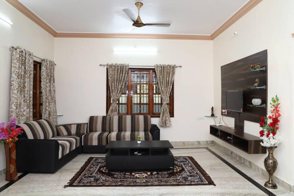 divine homestay tirupati villa - Housity