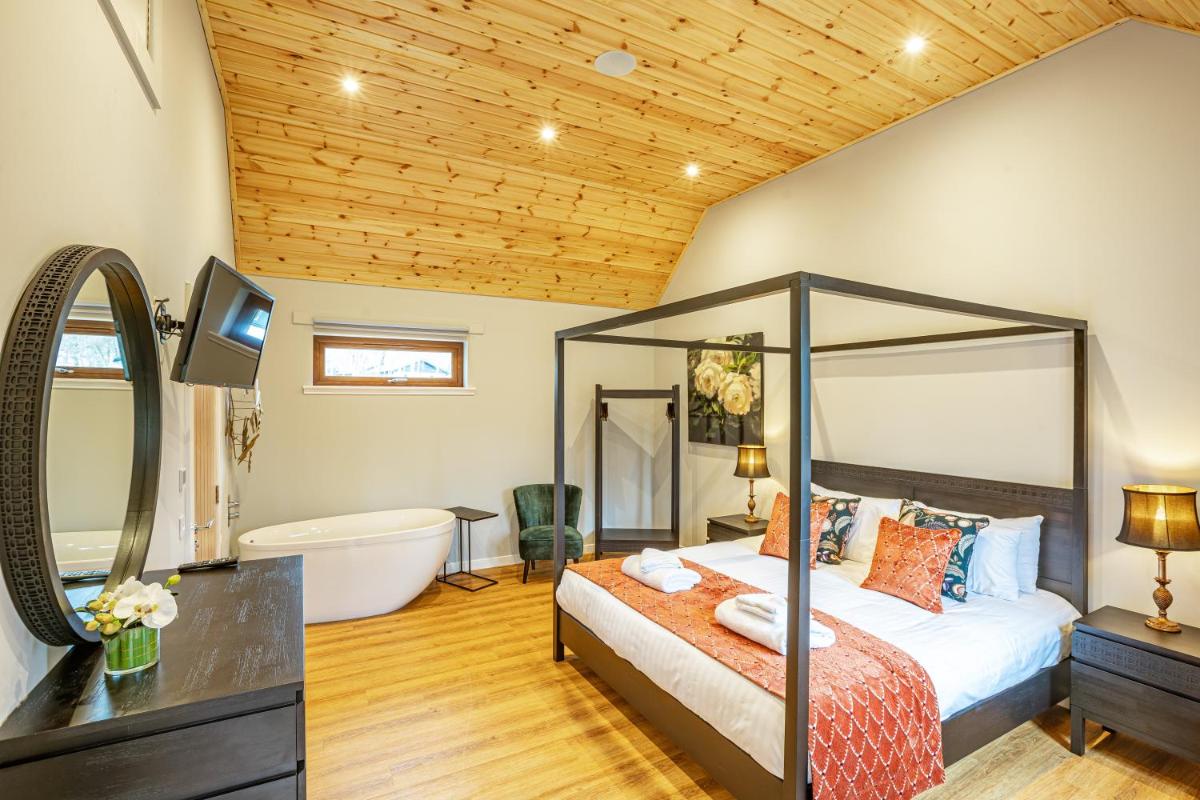 Thistle Lodge 19 with Hot Tub - Housity