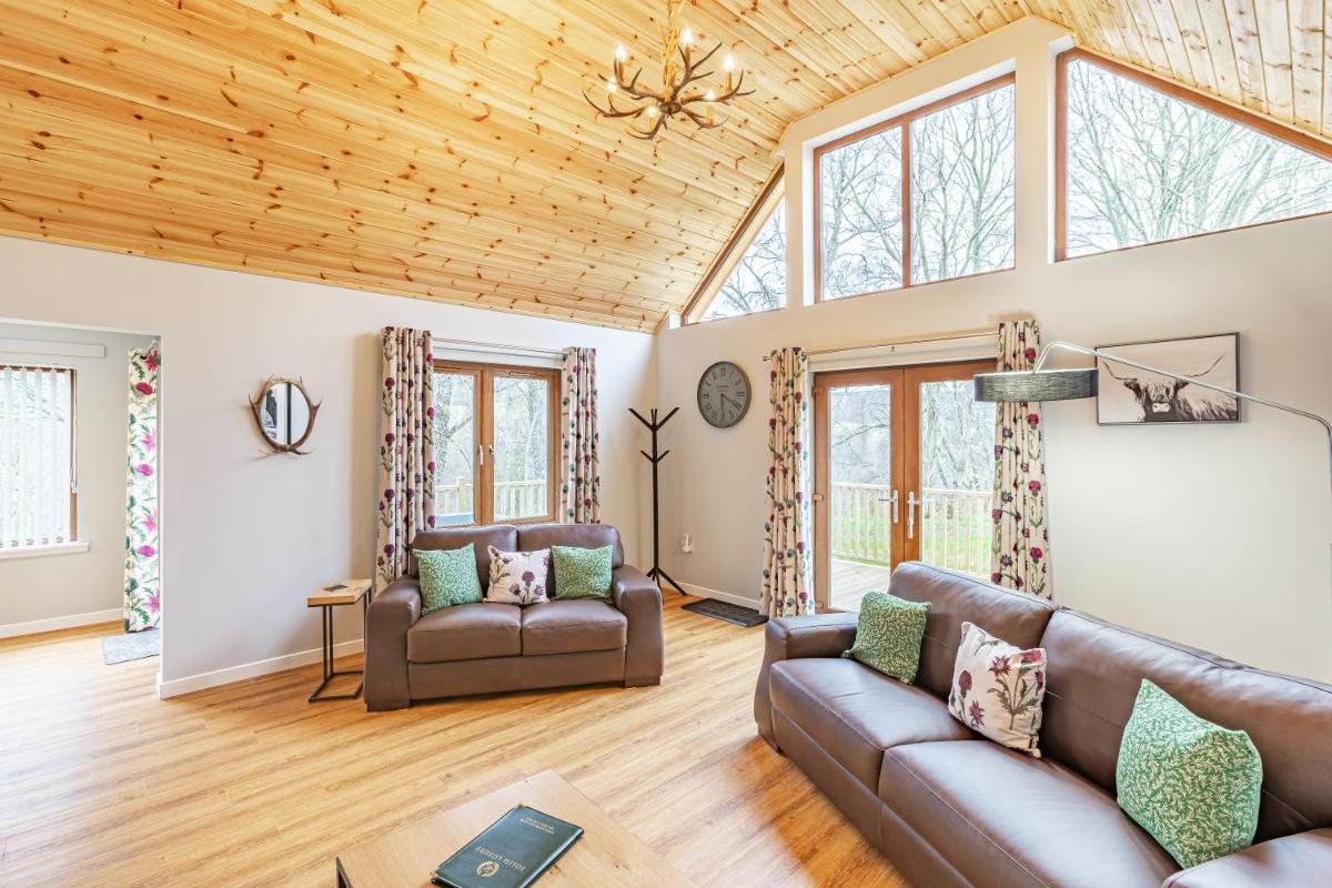Thistle Lodge 19 with Hot Tub - Housity