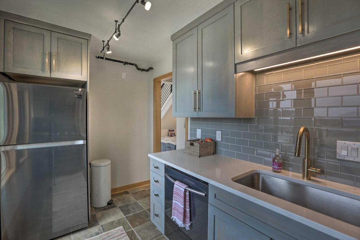 Modern Evergreen Duplex Off I-70 with Mountain Views - Housity