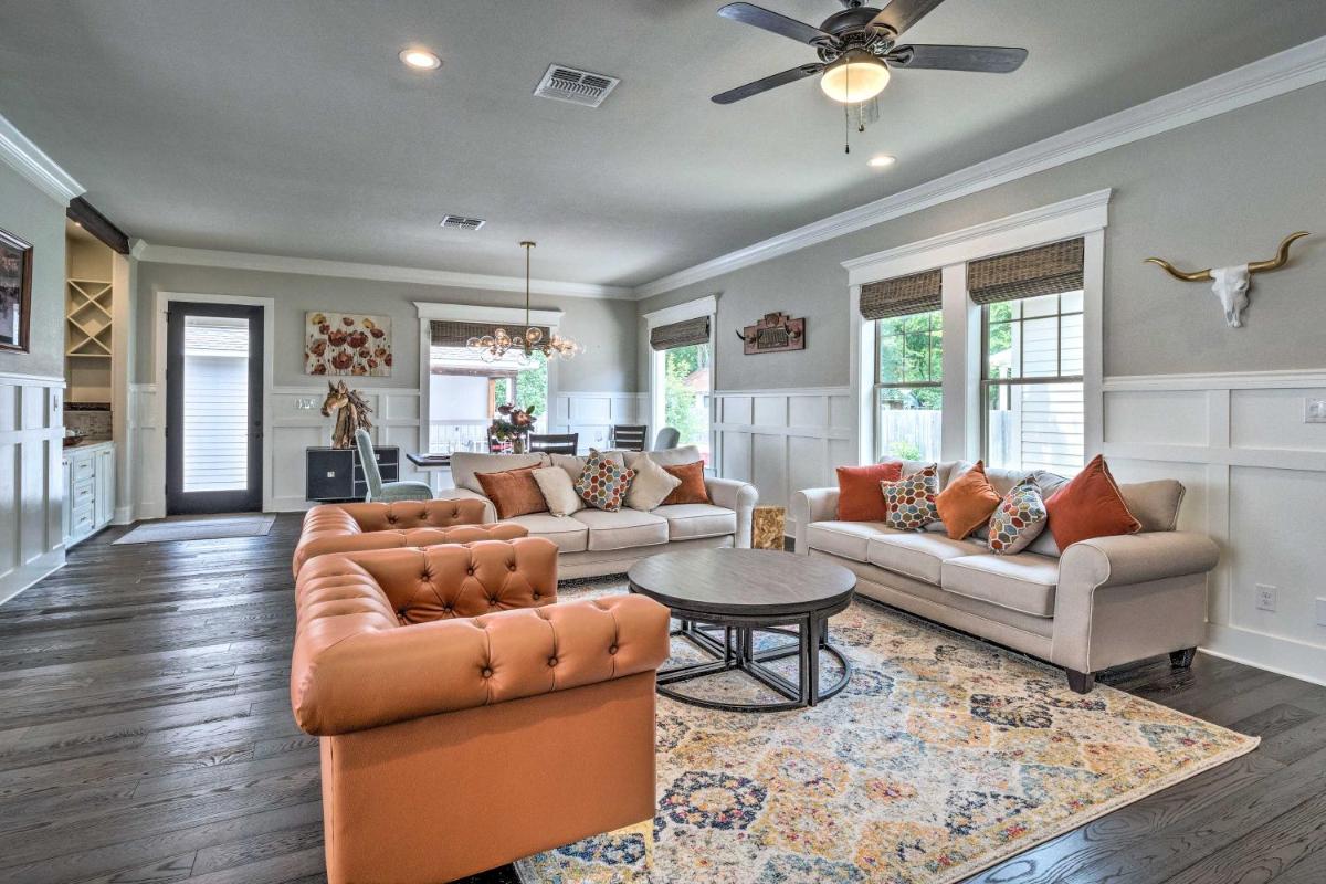 Stunning Farmhouse in Historic Downtown Bastrop! - Housity