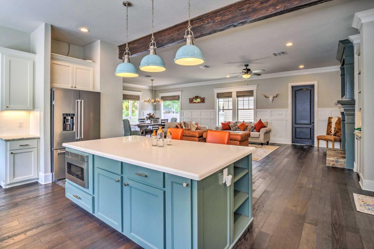 Stunning Farmhouse in Historic Downtown Bastrop! - Housity