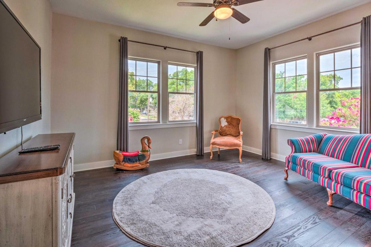 Stunning Farmhouse in Historic Downtown Bastrop! - Housity