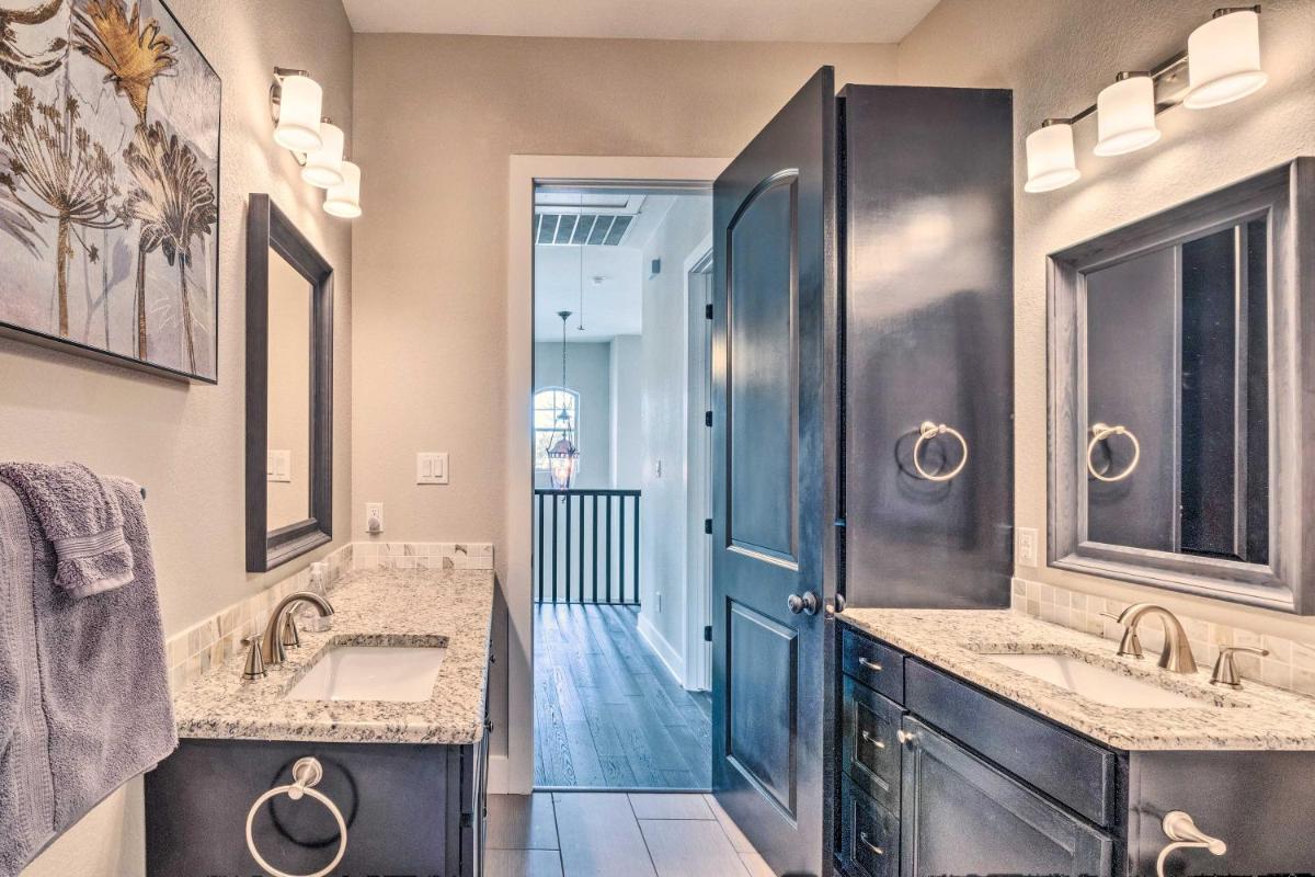 Stunning Farmhouse in Historic Downtown Bastrop! - Housity