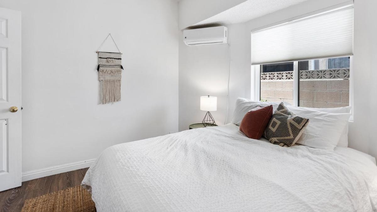 4BR Bungalow in Echo Park - Hizvo