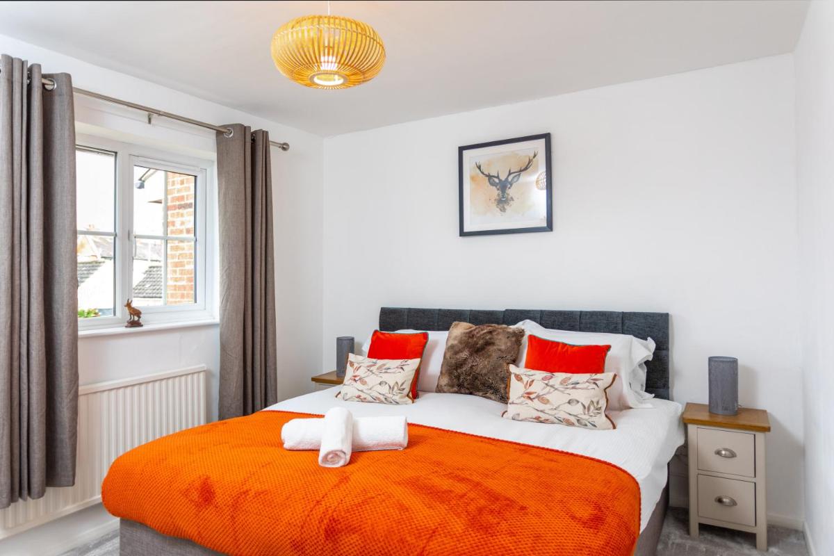 Maunsell House - Lovely central home near Designer Outlets & town with parking - Housity