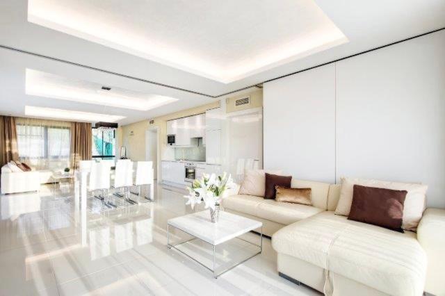 White Luxury Villa Esztergom - Housity