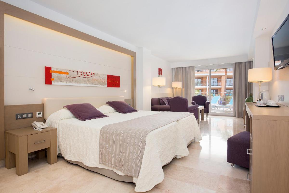 Cama o camas de una habitación en Hipotels Playa La Barrosa - Adults Only