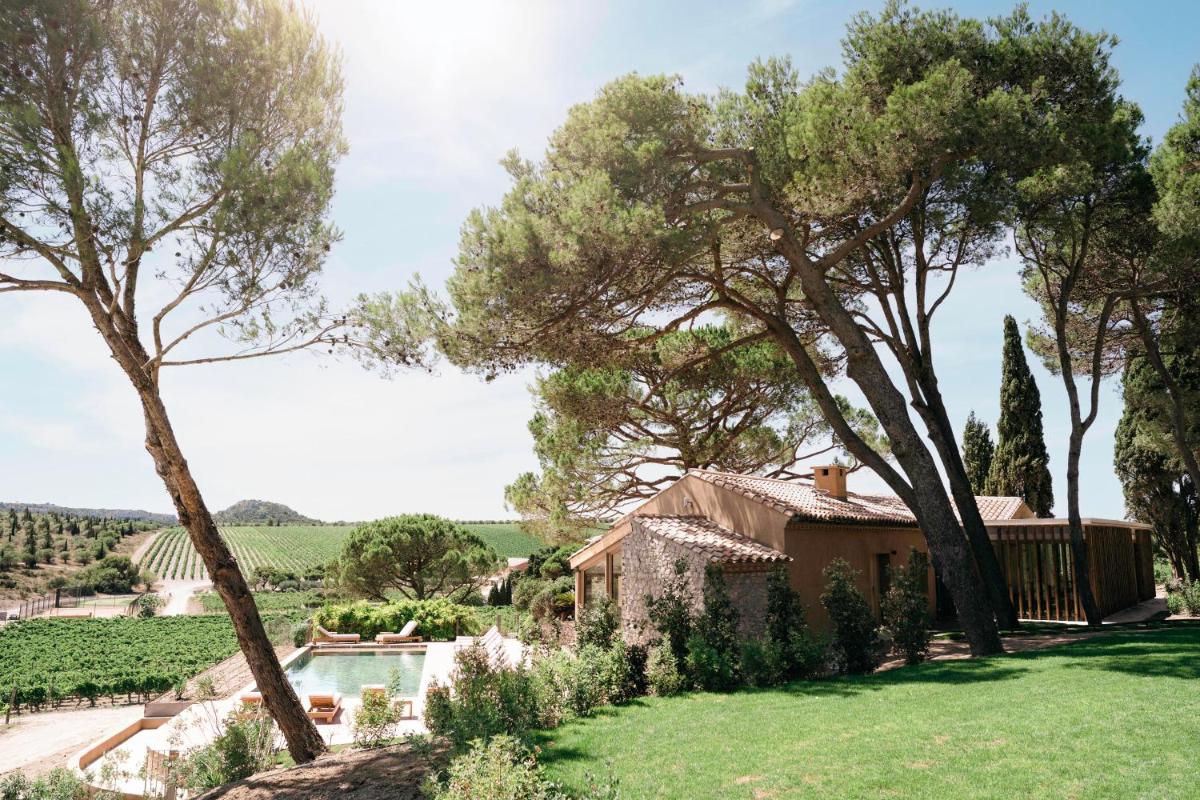 une maison avec un jardin et une piscine dans l'établissement Château L'Hospitalet Wine Resort Beach & Spa, à Narbonne