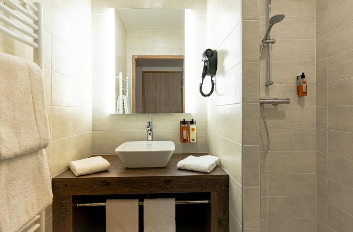 Salle de bains dans l'établissement Hôtel SPA du Lac de Madine - Maison DRAPIER