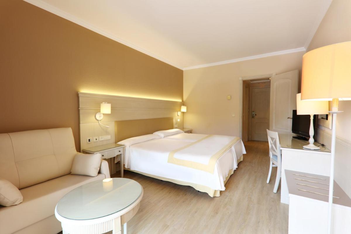 Cama o camas de una habitación en Iberostar Waves Málaga Playa