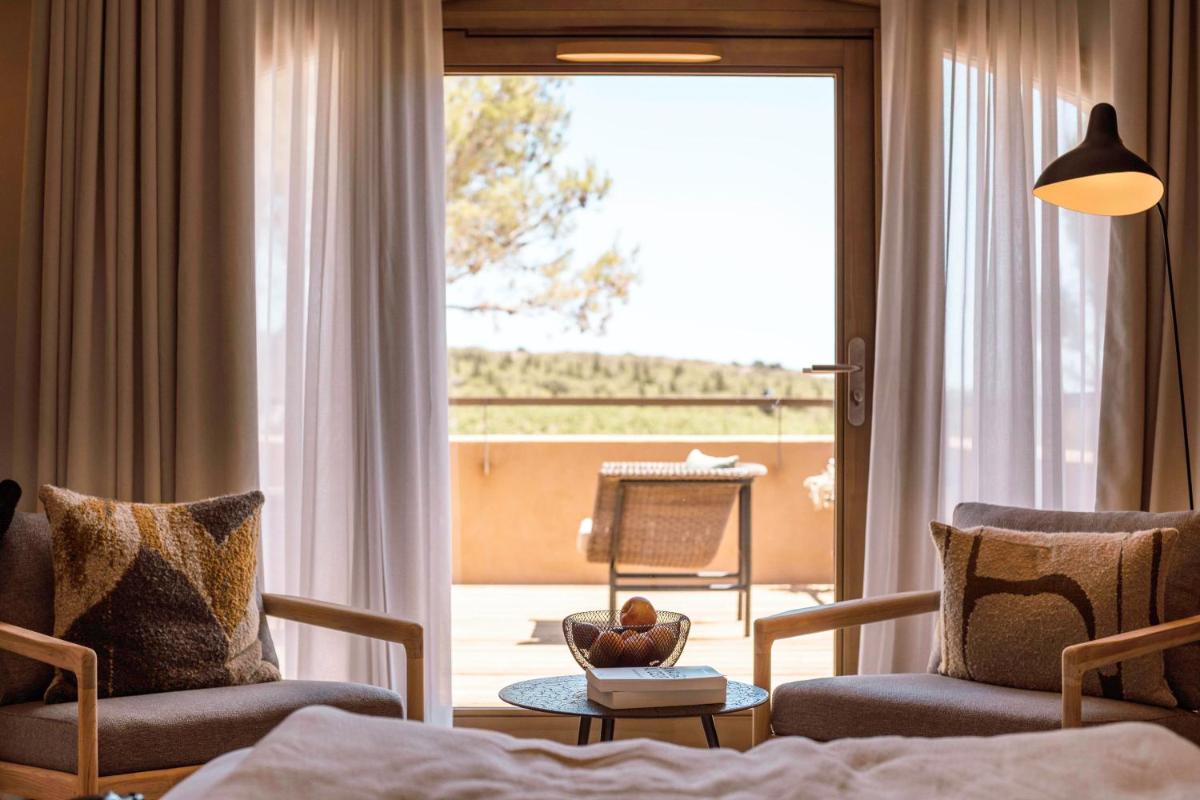 Coin salon dans l'établissement Château L'Hospitalet Wine Resort Beach & Spa