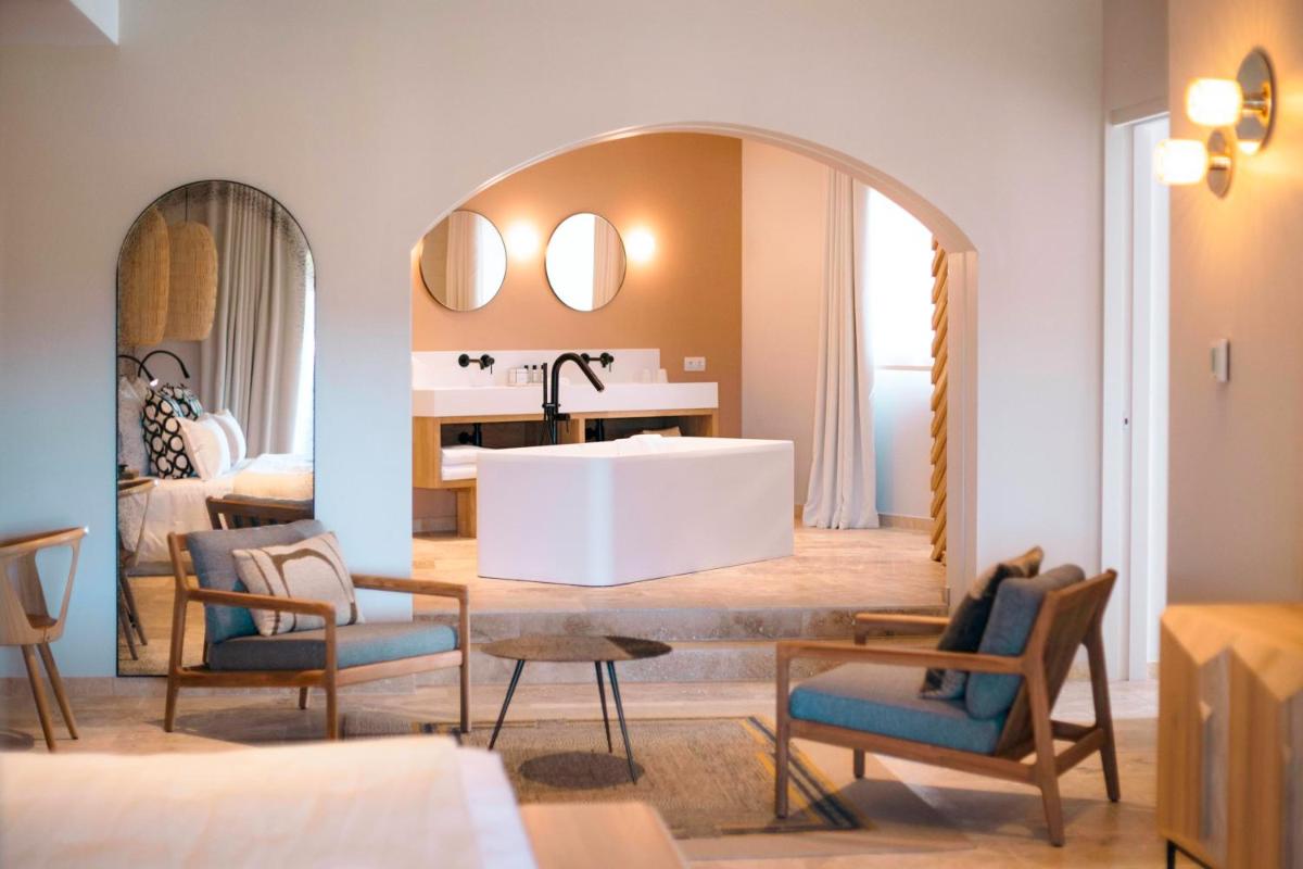 Coin salon dans l'établissement Château L'Hospitalet Wine Resort Beach & Spa