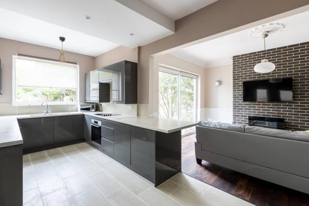 The Cumbria House 5 bedroom House Stay - Housity