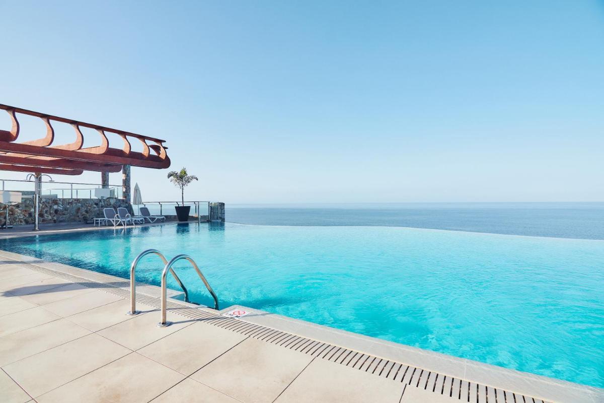 Una gran piscina con el océano al fondo en Gloria Palace Amadores Thalasso & Hotel, en Puerto Rico de Gran Canaria