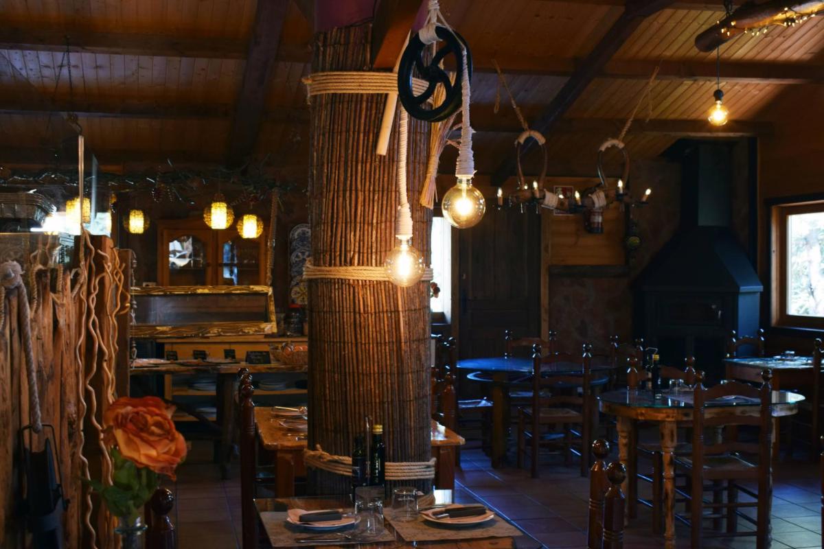Un restaurante o sitio para comer en Xalet De Prades