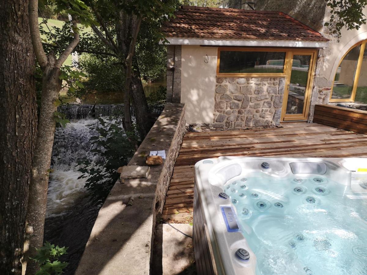 La chapelle moulin traversée par l'eau jacuzzi piscine classé 5 étoiles - Housity